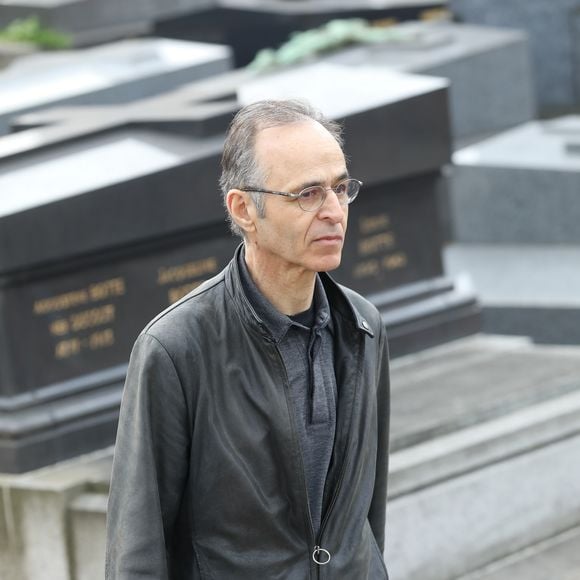 Jean-Jacques Goldman lors des obsèques de Véronique Colucci au cimetière communal de Montrouge, le 12 avril 2018.