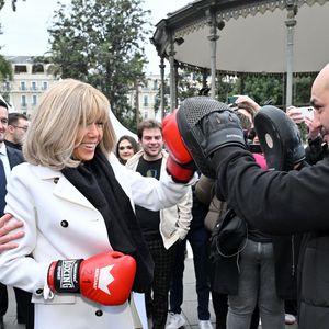Clôture de l'opération de collecte de fonds "Pièces Jaunes", destinée à améliorer la vie des enfants hospitalisés, au Jardin Albert 1er, à Nice, France, le 7 février  2025, en présence de la Première dame française, Brigitte Macron, la présidente de la Fondation Hôpitaux de Paris-Hôpitaux de France, du sélectionneur de l'équipe de France de football, Didier Deschamps le parrain de l'opération Pièces Jaunes, de Christian Estrosi, le maire de Nice, sa femme, Laura Tenoudji Estrosi, d'Anne Barrère, la vice-présidente de la Fondation Hôpitaux de Paris-Hôpitaux de France, Philippe Wahl, le président-directeur général du Groupe La Poste, de José Cobos, ancien capitaine de l'OGC Nice et conseiller municipal de la ville de Nice délégué à l'évènementiel sportif, et du compositeur du morceau caritatif "Les P'tits Soleils", l'hymne des Pièces Jaunes, John Mamann. Ce titre a été chanté sur la scène par Eugie, Sab, Julien Esmée, Vernis Rouge... et les personnalités. Mme Macron et Didier Deschamps ont fait, comme à leur habitude, le tour des diffèrents stands des associations et des partenaires, comme Carrefour, la Fondrtion Lenval, le CHU, la Poste et la Banque de France où ils ont fait la pesée des pièces jaunes... mais l'arrêt le plus surprenant fut sur le stand du Nice Azur Boxe où le coach des Bleus et Mme Macron n'ont pas hésité à mettre les gants pour quelques échanges avec les boxeurs présents.  © Bruno Bebert/Bestimage