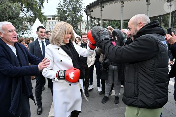 Clôture de l'opération de collecte de fonds "Pièces Jaunes", destinée à améliorer la vie des enfants hospitalisés, au Jardin Albert 1er, à Nice, France, le 7 février  2025, en présence de la Première dame française, Brigitte Macron, la présidente de la Fondation Hôpitaux de Paris-Hôpitaux de France, du sélectionneur de l'équipe de France de football, Didier Deschamps le parrain de l'opération Pièces Jaunes, de Christian Estrosi, le maire de Nice, sa femme, Laura Tenoudji Estrosi, d'Anne Barrère, la vice-présidente de la Fondation Hôpitaux de Paris-Hôpitaux de France, Philippe Wahl, le président-directeur général du Groupe La Poste, de José Cobos, ancien capitaine de l'OGC Nice et conseiller municipal de la ville de Nice délégué à l'évènementiel sportif, et du compositeur du morceau caritatif "Les P'tits Soleils", l'hymne des Pièces Jaunes, John Mamann. Ce titre a été chanté sur la scène par Eugie, Sab, Julien Esmée, Vernis Rouge... et les personnalités. Mme Macron et Didier Deschamps ont fait, comme à leur habitude, le tour des diffèrents stands des associations et des partenaires, comme Carrefour, la Fondrtion Lenval, le CHU, la Poste et la Banque de France où ils ont fait la pesée des pièces jaunes... mais l'arrêt le plus surprenant fut sur le stand du Nice Azur Boxe où le coach des Bleus et Mme Macron n'ont pas hésité à mettre les gants pour quelques échanges avec les boxeurs présents.  © Bruno Bebert/Bestimage