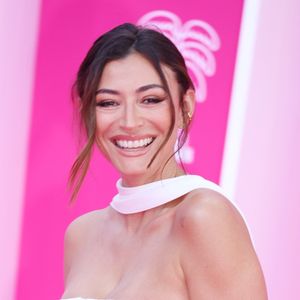Avec le recul, elle assure qu’elle n’aurait jamais imaginé la vie qu’elle mène aujourd’hui, entre mariage, maternité, Ibiza et théâtre.

Rachel Legrain-Trapani sur le tapis rose lors de la 9ème édition de "CanneSeries" à Cannes le 24 Avril 2026. © Denis Guignebourg / Bestimage