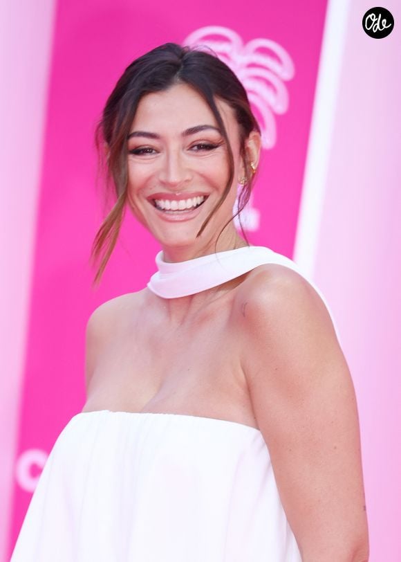 Avec le recul, elle assure qu’elle n’aurait jamais imaginé la vie qu’elle mène aujourd’hui, entre mariage, maternité, Ibiza et théâtre.

Rachel Legrain-Trapani sur le tapis rose lors de la 9ème édition de "CanneSeries" à Cannes le 24 Avril 2026. © Denis Guignebourg / Bestimage