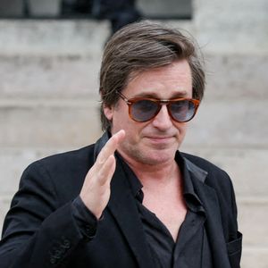 “Il n’y a pas encore de tombe. C’est mon père qui s’en occupe donc il ne se passe rien. Il faudrait que je prenne le relais mais j’ai plein de choses à faire” explique-t-il.

Thomas Dutronc - Sortie des obsèques de l'auteure-compositrice-interprète et actrice française Françoise Hardy au crématorium du cimetière du Père-Lachaise à Paris, France, le 20 juin 2024. © Jacovides-Moreau/Bestimage