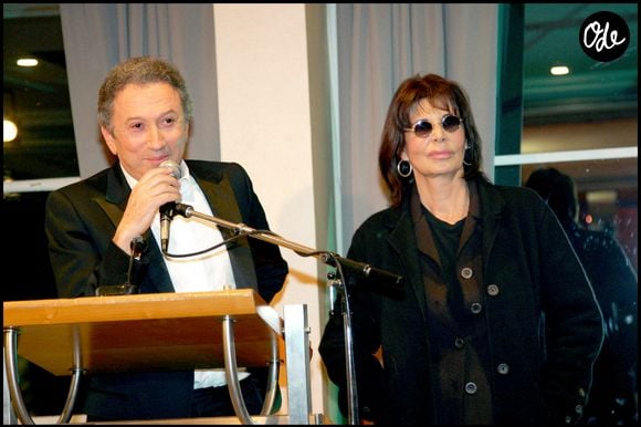 Françoise Coquet et Michel Drucker lors du cocktail en l'honneur de la fin de saison de l'émission "Vivement dimanche" et de la dernière participation du chroniqueur Philippe Geluck, le 30 mai 2006 au Pavillon Potel & Chabot.

© Guillaume Gaffiot/Bestimage