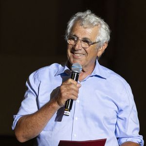 Exclusif - Michel Boujenah - M (Matthieu Chedid) en concert inédit et unique, en acoustique au Théâtre de Verdure lors de l'ouverture de la 41ème édition du Festival de Ramatuelle le 1er aout 2025. Une soirée privilégiée, où sa voix et ses guitares résonnent en toute proximité avec le public. Un moment suspendu, hors du temps, porté par la poésie de son univers et la magie du lieu. © Cyril Bruneau / Festival de Ramatuelle / Bestimage