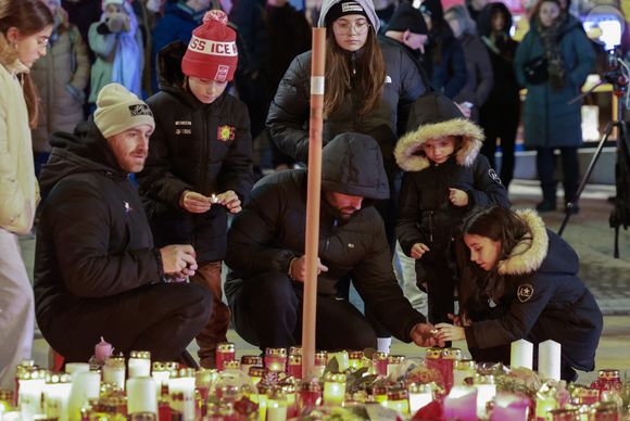 Hommage et rassemblement autour du bar Le Constellation, victime d'un incendie qui a fait une quarantaine de morts et quelque 119 blessés dans la nuit du Nouvel An situé dans la station suisse de Crans-Montana, Suisse, le 3 janvier 2026. © Tim Merry/MirrorPix/Bestimage