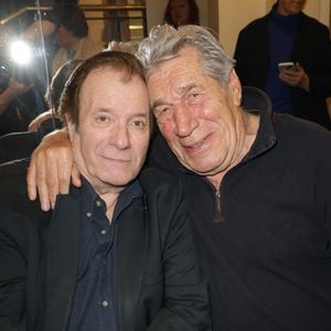 Daniel Russo et Jean-Pierre Castaldi - Anniversaire surprise de Popeck à l'occasion de ses 90 ans sur la scène du théâtre de Passy à Paris le 18 mai 2025. © Coadic Guirec/Bestimage