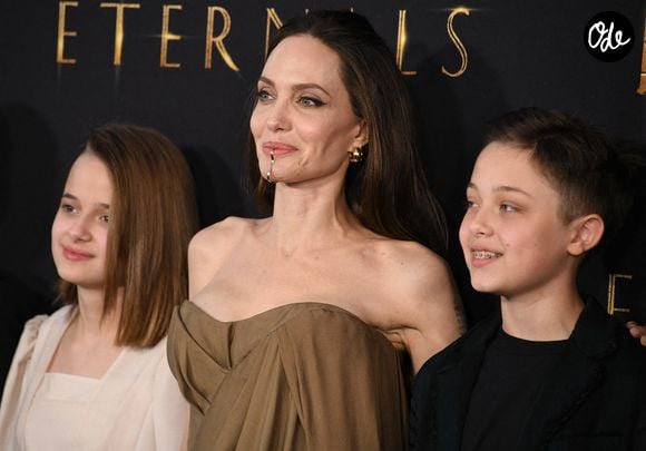 Vivienne Jolie-Pitt, Angelina Jolie et Knox Jolie-Pitt arrivent à la première du film « ETERNALS » des Marvel Studios, organisée au Dolby Theatre à Hollywood, en Californie (États-Unis), le 18 octobre 2021. Photo de Sthanlee B. Mirador/SPUS/ABACAPRESS.COM