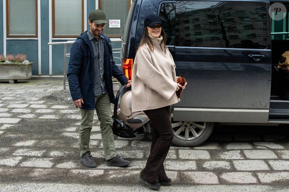 La princesse Sofia, le prince Carl Philip et leur fille quittent l'hôpital Danderyds près de Stockholm, en Suède le 8 février 2025. Photo par Dana Press / Bestimage