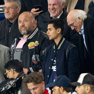 Cyril Hanouna, Moktar Guétari, Jamel Debbouze et son fils Léon Debbouze - Célébrités dans les tribunes lors du match retour de la Ligue Des Champions 2024-2025 (LDC) "PSG - Arsenal" (2-1) au Parc des Princes à Paris le 7 mai 2025. © Cyril Moreau/Bestimage