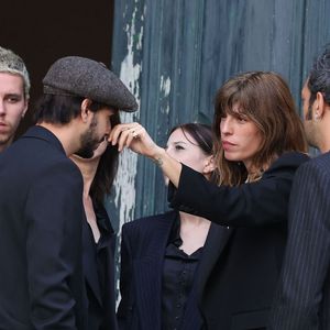Marlowe (fils de Lou Doillon), Ben Attal, Alice Attal, Lou Doillon, Roman de Kermadec (fils de Kate Barry) - Arrivées des célébrités aux obsèques de Jane Birkin en l'église Saint-Roch à Paris. Le 24 juillet 2023
© Jacovides-KD Niko / Bestimage