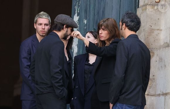 Marlowe (fils de Lou Doillon), Ben Attal, Alice Attal, Lou Doillon, Roman de Kermadec (fils de Kate Barry) - Arrivées des célébrités aux obsèques de Jane Birkin en l'église Saint-Roch à Paris. Le 24 juillet 2023
© Jacovides-KD Niko / Bestimage