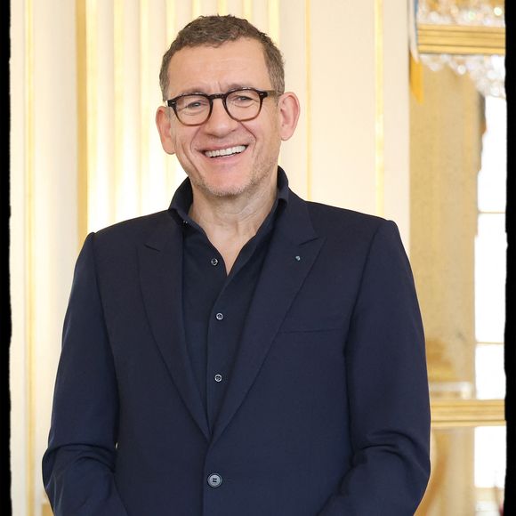 Dany Boon reçoit des mains de Rachida Dati le Grand Prix Raymond Devos de la langue française 2025 au Salon Jérôme du Ministère de la Culture à Paris le 21 mars 2025© Alain Guizard/Bestimage
