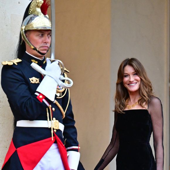 Carla Bruni au dîner d’État en l’honneur du président brésilien et de sa femme au palais présidentiel de l’Élysée à Paris le 5 juin 2025. © Christian Liewig / Bestimage
