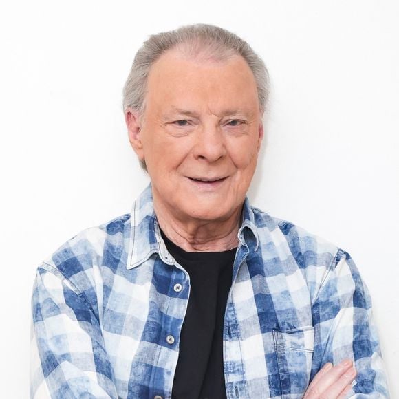 Herbert Léonard - Herbert Léonard pose en marge de sa venue à TPMP People, enregistrée le 17/03/2023, présentée par M.Delormeau et diffusée le 18/03/2023 - Paris le 18/03/2023 - © Jack Tribeca / Bestimage