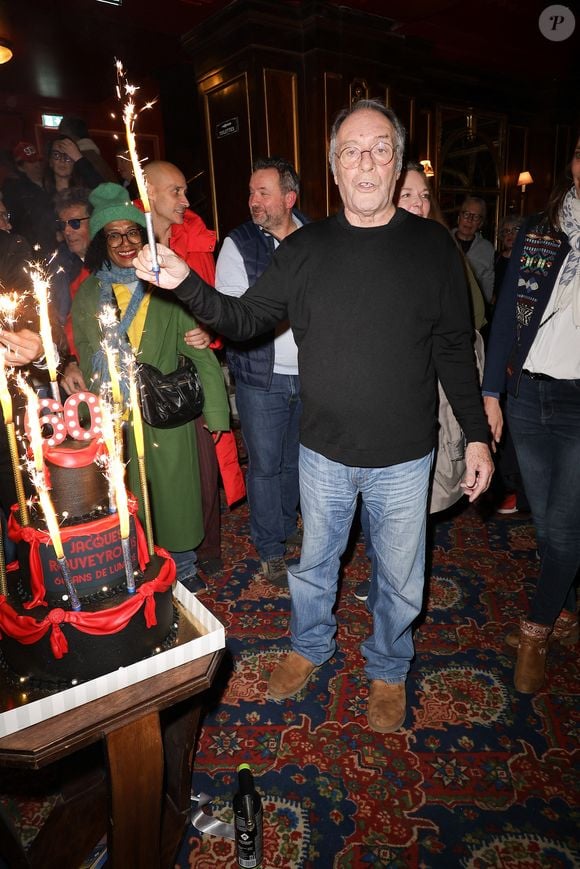 Tous deux ont représenté leur père lors d’un hommage rendu à une grande personnalité du monde du spectacle.

Jacques Rouveyrollis - Jacques Rouveyrollis à fêté ses 60 ans de Lumières au théâtre Edouard 7 à Paris le 14 décembre 2025. © Coadic Guirec / Bestimage