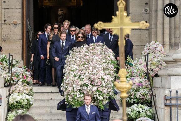 Robert Agostinelli, ses enfants Héloïse Agostinelli, Carlo Agostinelli et les proches de la défunte - Sortie des obsèques de Mathilde Favier en l'église Saint-Sulpice à Paris le 31 aout 2026. © Dominique Jacovides-Cyril Moreau/Bestimage