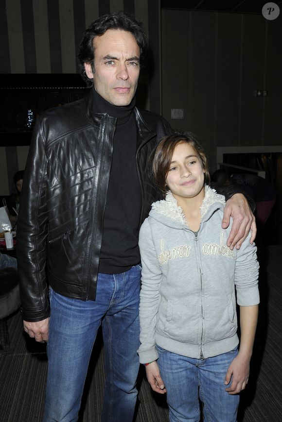 Anthony Delon et sa fille Liv Delon - Noel des P'tits Cracks au Club de l'Arc a Paris, le 15 decembre 2012. L'association Les P'tits Cracks soutient les enfants atteints de cancer. © Agence Bestimage