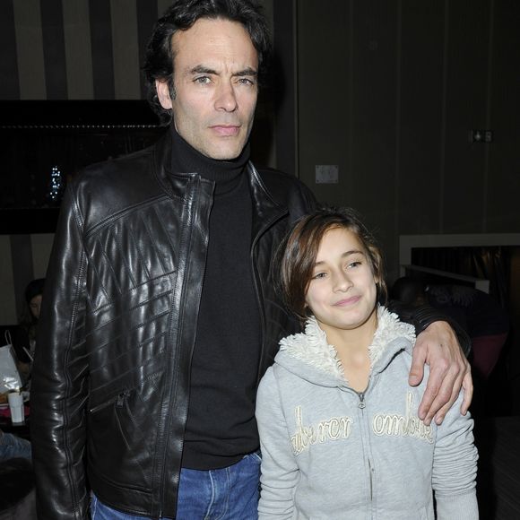 Anthony Delon et sa fille Liv Delon - Noel des P'tits Cracks au Club de l'Arc a Paris, le 15 decembre 2012. L'association Les P'tits Cracks soutient les enfants atteints de cancer. © Agence Bestimage