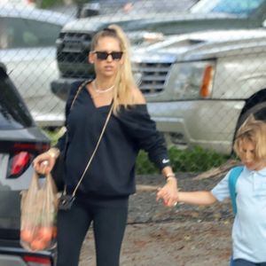 La joueuse de tennis Anna Kournikova a été aperçue à Miami, le ventre déjà légèrement arrondi, en compagnie de son fils Nicholas. @ Backgrid USA / Bestimage