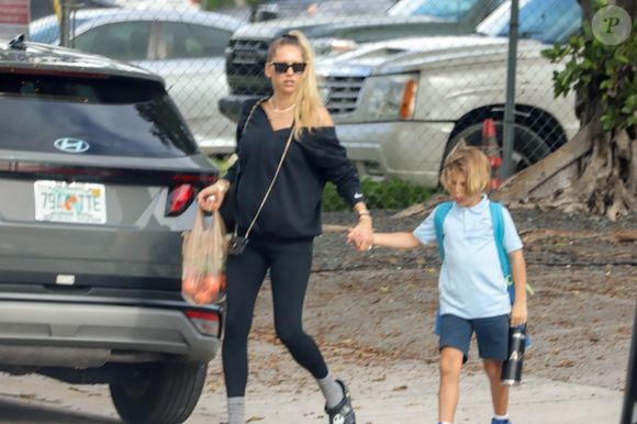 La joueuse de tennis Anna Kournikova a été aperçue à Miami, le ventre déjà légèrement arrondi, en compagnie de son fils Nicholas. @ Backgrid USA / Bestimage