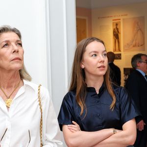 "Chère Caroline, quand tu décides les choses, tu vas jusqu’au bout. Ton engagement, ta passion… quarante ans après, on est toujours là. Merci", a-t-il déclaré.

La princesse Caroline de Hanovre et S.A.S La Prince Alexandra de Hanovre visite l'exposition "Le mariage du siècle" au palais Princier de Monaco, le 17 juin 2026.

© Jean-Charles Vinaj/Pool Monaco/Bestimage