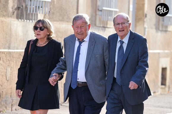 Guy Roux arrivant aux obsèques de François Patriat, ancien ministre, en la collégiale de Semur-en-Auxois le 25 août 2026. © Dominique Jacovides / Bestimage