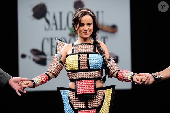 Ce dimanche 10 août 2025, Alizée a pris en main son compte Instagram. Elle a alors partagé une série de stories à ses abonnés. 

Alizee vetue dune robe creee par le designer Benjamin Bout et chocolatee par Ben Brass et Smarties participe au defile Le Classique Reinvente lors du Salon du Chocolat 2015 a Paris, France le 27 Octobre 2015. Photo by Aurore Marechal/ABACAPRESS.COM