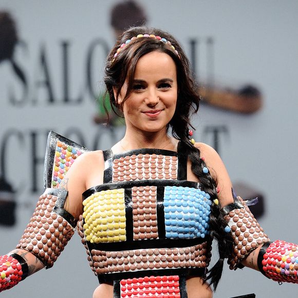 Ce dimanche 10 août 2025, Alizée a pris en main son compte Instagram. Elle a alors partagé une série de stories à ses abonnés. 

Alizee vetue dune robe creee par le designer Benjamin Bout et chocolatee par Ben Brass et Smarties participe au defile Le Classique Reinvente lors du Salon du Chocolat 2015 a Paris, France le 27 Octobre 2015. Photo by Aurore Marechal/ABACAPRESS.COM