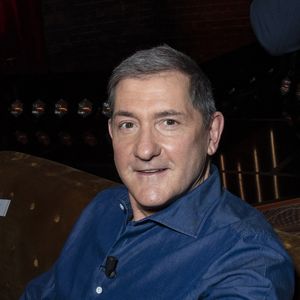 Mais il sait désormais ce qu'il fera à la rentrée 2025 : son retour sur LCI, où il présentera la tranche 18h‑20h chaque vendredi et samedi, en remplacement de David Doukhan.

Exclusif - Yves Calvi - Backstage de l'enregistrement de l'émission "On Est En Direct" (OEED), Spéciale 100 ans de la radio, présentée par L.Ruquier, diffusée sur France 2 le 8 mai © Jack Tribeca / Bestimage