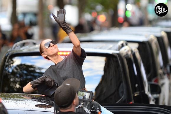 Céline Dion quitte le Royal Monceau pour se rendre aux répétitions de son concert parisien. Paris le 8 Septembre 2026. © Clement Prioli / Bestimage