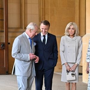 Le roi a également reçu une trompette de la Garde Républicaine, symbole de loyauté et de ferveur selon l’Élysée.

Déambulation d'Emmanuel Macron, président de la République Française, et de la Première dame Brigitte Macron, dans les jardins du château de Windsor avec le roi Charles III d'Angleterre et Camilla Parker Bowles, reine consort, le 9 juillet 2025. 
© Jeanne Accorsini / Pool / Bestimage