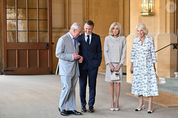 Le roi a également reçu une trompette de la Garde Républicaine, symbole de loyauté et de ferveur selon l’Élysée.

Déambulation d'Emmanuel Macron, président de la République Française, et de la Première dame Brigitte Macron, dans les jardins du château de Windsor avec le roi Charles III d'Angleterre et Camilla Parker Bowles, reine consort, le 9 juillet 2025. 
© Jeanne Accorsini / Pool / Bestimage