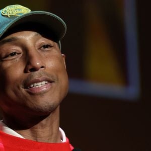 Le rappeur, producteur et créateur de mode américain Pharrell Williams reçoit un diplôme de la directrice générale de l'UNESCO A.Azoulay en tant qu'Ambassadeur de bonne volonté de l'UNESCO pour les arts, l'éducation et l'entreprenariat, au siège de l'UNESCO, à Paris, le 17 décembre 2024. 
© Stéphane Lemouton / Bestimage