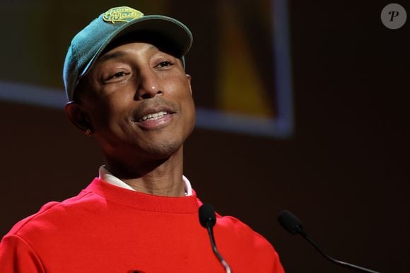 Le rappeur, producteur et créateur de mode américain Pharrell Williams reçoit un diplôme de la directrice générale de l'UNESCO A.Azoulay en tant qu'Ambassadeur de bonne volonté de l'UNESCO pour les arts, l'éducation et l'entreprenariat, au siège de l'UNESCO, à Paris, le 17 décembre 2024. 
© Stéphane Lemouton / Bestimage