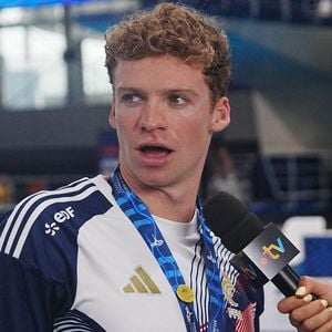 Léon Marchand sur le podium du 200 m papillon lors des Championnats d'Europe de natation, à Paris le 15 août 2026. © Laurent Lairys / PsnewZ / Bestimage