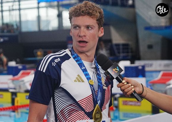 Léon Marchand sur le podium du 200 m papillon lors des Championnats d'Europe de natation, à Paris le 15 août 2026. © Laurent Lairys / PsnewZ / Bestimage