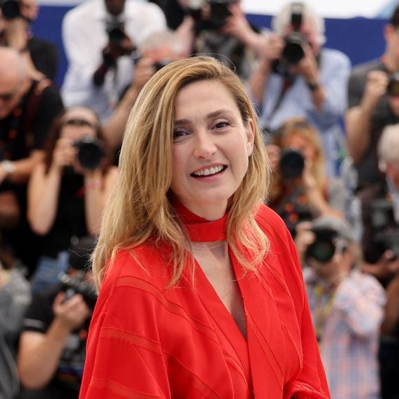 Le film "Tout là-haut" est au cœur de ces investigations : selon "Libération", les enquêteurs tenteraient de comprendre dans quelles conditions il aurait été financé par une société impliquée, par ailleurs, dans un marché militaire de grande ampleur.

Julie Gayet - Photocall du jury de "L'Œil d'Or" lors du 78ème Festival International du Film de Cannes, le 23 mai 2025. © Jacovides/Moreau/Bestimage