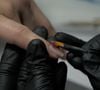 L'usage répétitif du semi-permanent engendre notamment un affaiblissement de la plaque de l'ongle ainsi que des risques allergiques.