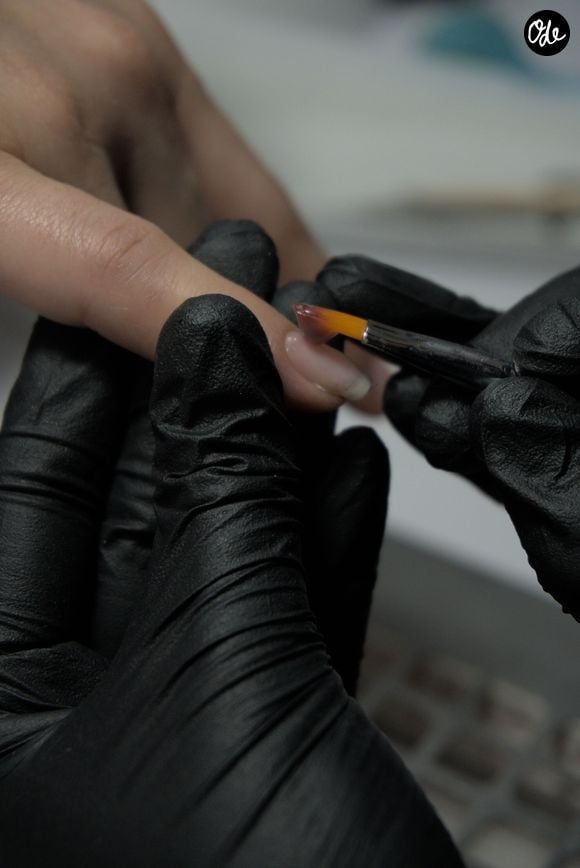 L'usage répétitif du semi-permanent engendre notamment un affaiblissement de la plaque de l'ongle ainsi que des risques allergiques.