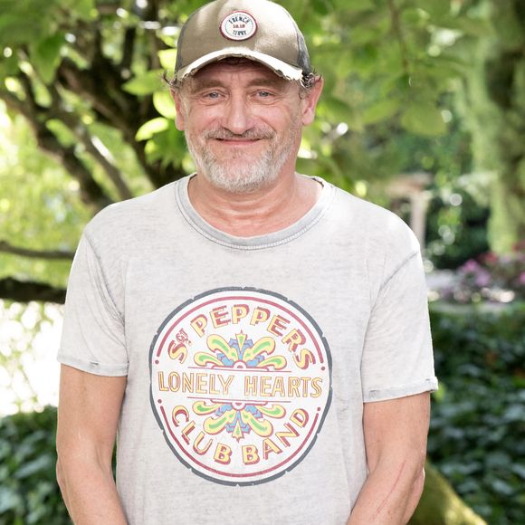 Attaché à ce quartier mythique de la capitale, il avait confié en octobre 2017 à Nikos Aliagas sur Europe 1 : "C'est mon coin !". À l’occasion du tournage de l’émission "En balade avec", il avait emmené l’animateur flâner dans les rues de ce quartier parisien.

Jean-Paul Rouve assiste au photocall de La vallée des fous lors du 17e Festival du film francophone d'Angoulême le 28 août 2024 à Angoulême, France. Photo by David NIVIERE/ABACAPRESS.COM