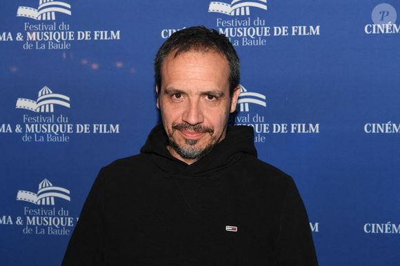 Alexandre Astier aimerait obtenir 50% des parts pour les cinq premières saison de la série.

Photocall de la cérémonie de clôture du 8ème Festival du Cinéma et Musique de Film de La Baule le 3 juillet 2022. © Rachid Bellak/bestimage