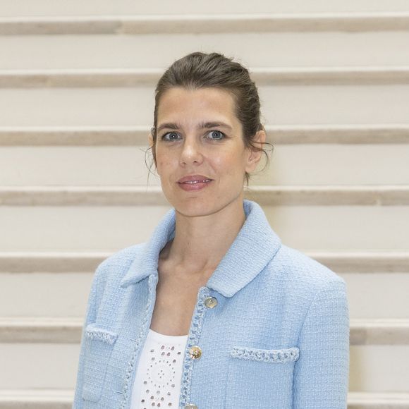 Charlotte Casiraghi a attiré tous les regards lors du défilé Chanel au Grand Palais, en apparaissant dans un élégant ensemble bleu ciel. 

Charlotte Casiraghi - Photocall du défilé Chanel "Collection Haute Couture Automne/Hiver 2025-2026" lors de la Fashion Week de Paris (PFW). © Olivier Borde/Bestimage
