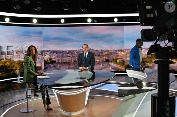 Elle a débuté au JT de TF1 comme joker de Claire Chazal en 2012.

Bruno Retailleau entouré d'Anne-Claire Coudray sur le plateau du Journal du 20h, à Paris, France, le 19 mai 2025. Élection de Bruno Retailleau à la présidence de LR (Les Républicains). 
Photo par Elodie Gregoire/ABACAPRESS.COM