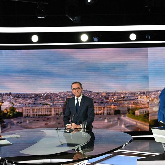 Elle a débuté au JT de TF1 comme joker de Claire Chazal en 2012.

Bruno Retailleau entouré d'Anne-Claire Coudray sur le plateau du Journal du 20h, à Paris, France, le 19 mai 2025. Élection de Bruno Retailleau à la présidence de LR (Les Républicains). 
Photo par Elodie Gregoire/ABACAPRESS.COM