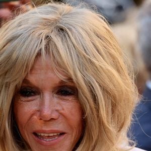 Cette nouvelle propriété a été achetée via la SCI Bremselati, créée avec les enfants de Brigitte Macron. Le couple reste donc fidèle au Touquet, où ils passent leurs week-ends et y votent à chaque scrutin.

Brigitte Macron -  La première dame de France Brigitte Macron et le President Emmanuel Macron attendent lors d'une cérémonie marquant le 81e anniversaire de la liberation de Bormes-les-Mimosas pendant la Seconde Guerre mondiale  le dimanche 17 aout 2025. © Alain Robert / Pool / Bestimage