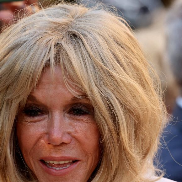Cette nouvelle propriété a été achetée via la SCI Bremselati, créée avec les enfants de Brigitte Macron. Le couple reste donc fidèle au Touquet, où ils passent leurs week-ends et y votent à chaque scrutin.

Brigitte Macron -  La première dame de France Brigitte Macron et le President Emmanuel Macron attendent lors d'une cérémonie marquant le 81e anniversaire de la liberation de Bormes-les-Mimosas pendant la Seconde Guerre mondiale  le dimanche 17 aout 2025. © Alain Robert / Pool / Bestimage