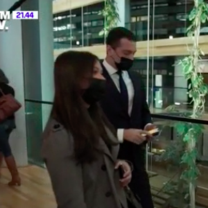 Jordan Bardella et Nolwenn Olivier sont restés en bons termes. En mai dernier par exemple, Nolwenn Olivier a sauvé l'homme politique d'une situation délicate. 

Capture d'écran du reportage de Ligne rouge sur Jordan Bardella, président par intérim du RN. Il est en couple avec Nolwenn Olivier, nièce de Marine Le Pen.