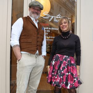 Mais loin des caméras, il est tendre et doux.

Exclusif - Le chef Philippe Etchebestet sa femme Dominique - Le chef Philippe Etchebest ouvre son restaurant éphémère "Signature" du 9 au 30 octobre au 25 rue Sedaine à Paris dans le 11ème arrondissement le 8 octobre 2025. © Jean-Marc Lhomer/Bestimage