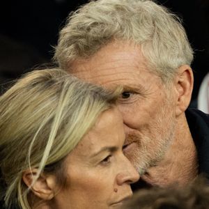 Denis Brogniart et sa femme Hortense - Célébrités dans les tribunes du match de qualification de la Coupe du monde 2026 entre la France contre l'Ukraine (4-0) au Parc des Princes à Paris le 13 novembre 2025. © Cyril Moreau/Bestimage