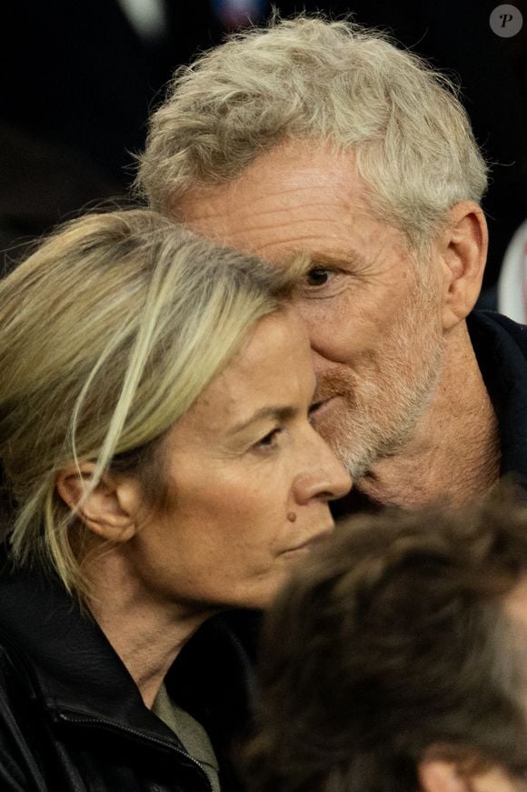 Denis Brogniart et sa femme Hortense - Célébrités dans les tribunes du match de qualification de la Coupe du monde 2026 entre la France contre l'Ukraine (4-0) au Parc des Princes à Paris le 13 novembre 2025. © Cyril Moreau/Bestimage